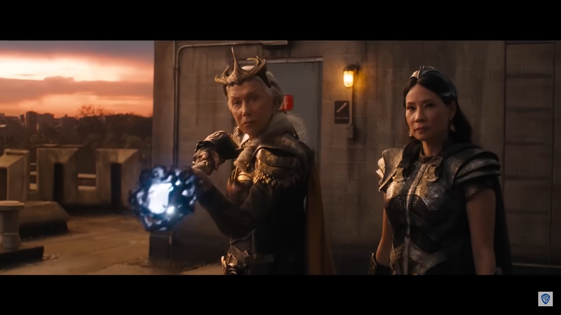 Shazam! 2 | Diretor adianta 'morte prematura' de personagem 2 Hespera Helen Mirren e Kalypso Lucy Liu em cena de Shazam Furia dos Deuses Reproducao Youtube