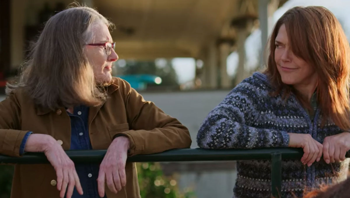 Virgin River | Encontro de Hope e Lili no jardim foi uma aparição ou alucinação? 2 Hope Annette OToole e Lili Lynda Boyd em cena de Virgin River Divulgacao