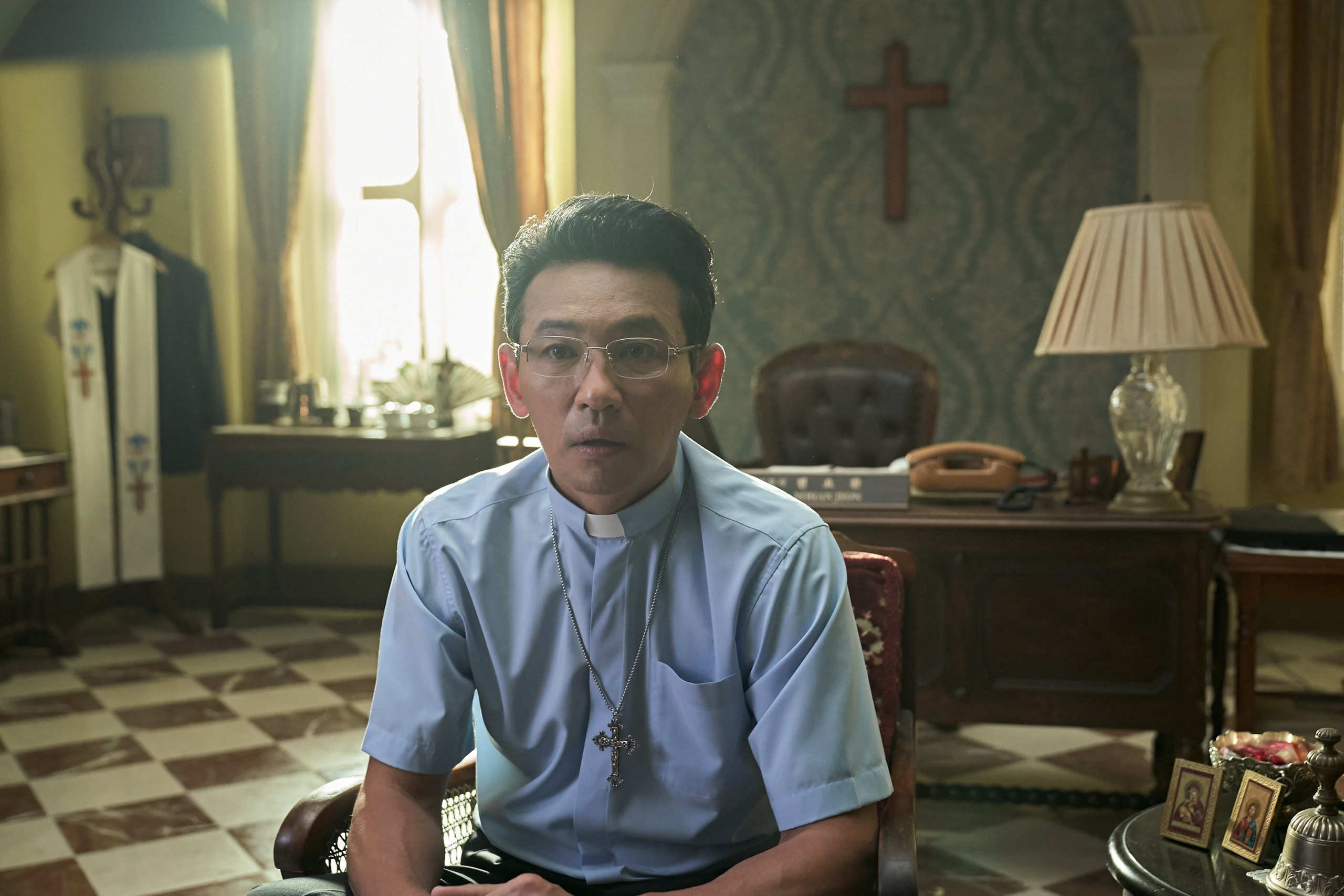 Narco-Saints Hwang Jung-min como Jeon Yohan em Narco-Santos