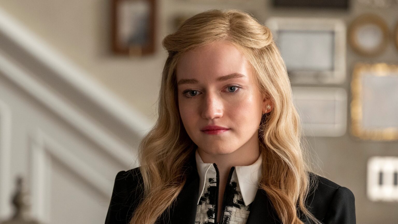 Julia Garner como Anna Delvery em Inventando Anna