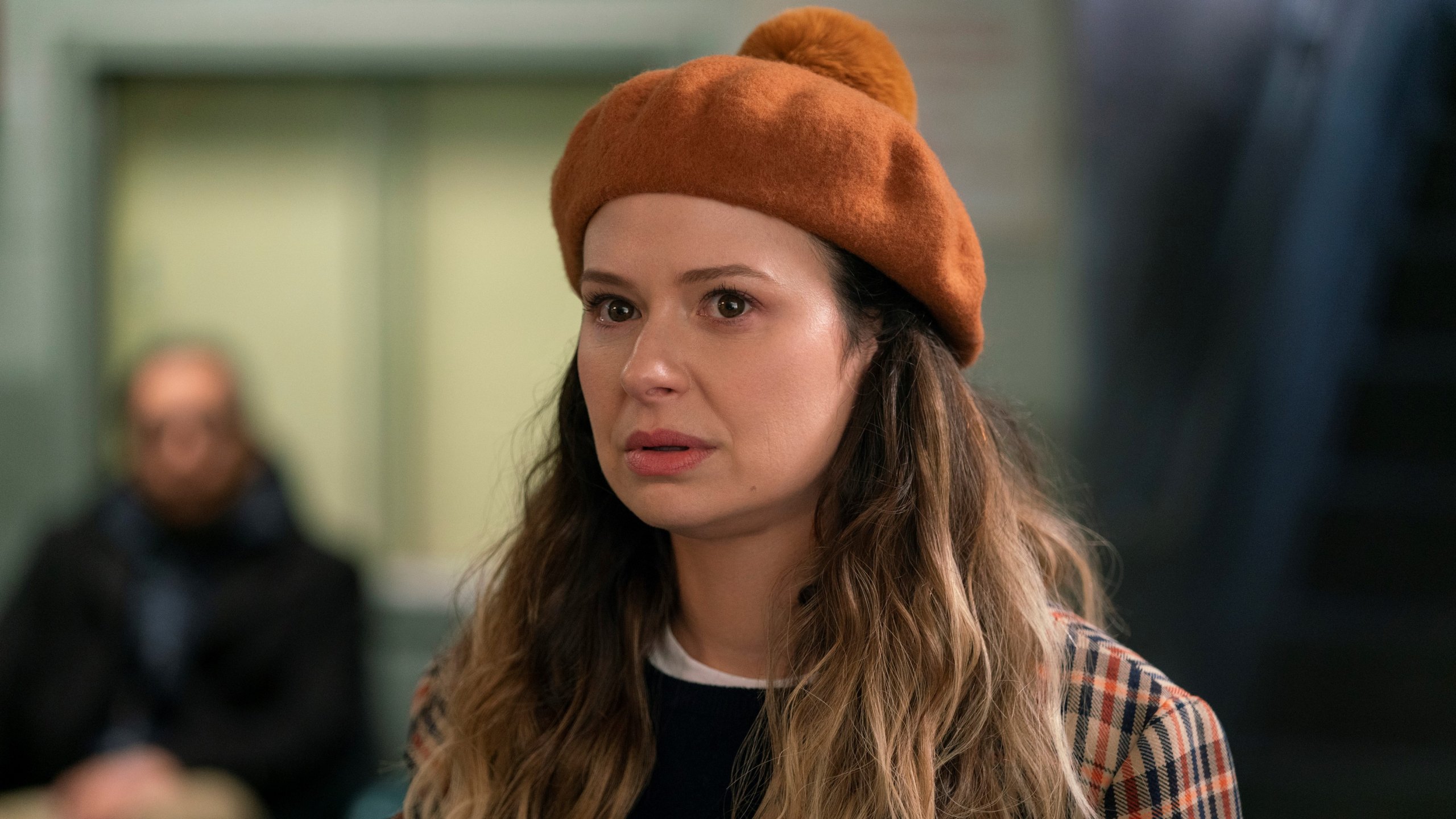 Katie Lowes como Rachel em Inventando Anna 