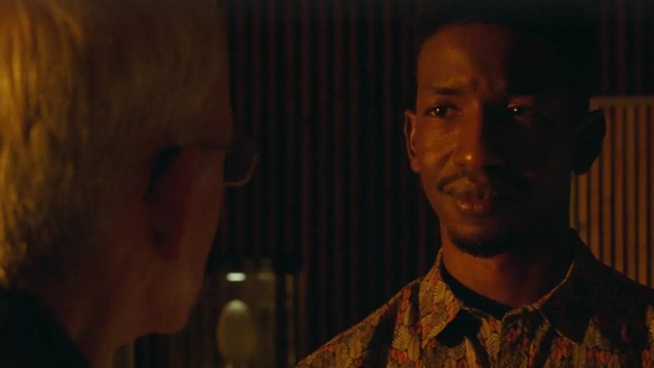 Dodgson (Campbell Scott) e Ramsey (Mamoudou Athie) em Jurassic World: Domínio (Reprodução)