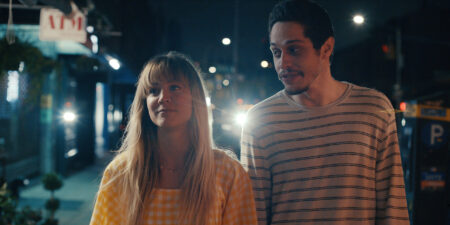 Meet Cute | Kaley Cuoco é uma viajante do tempo em nova comédia Kaley Cuoco e Pete Davidson em Meet Cute Reproducao