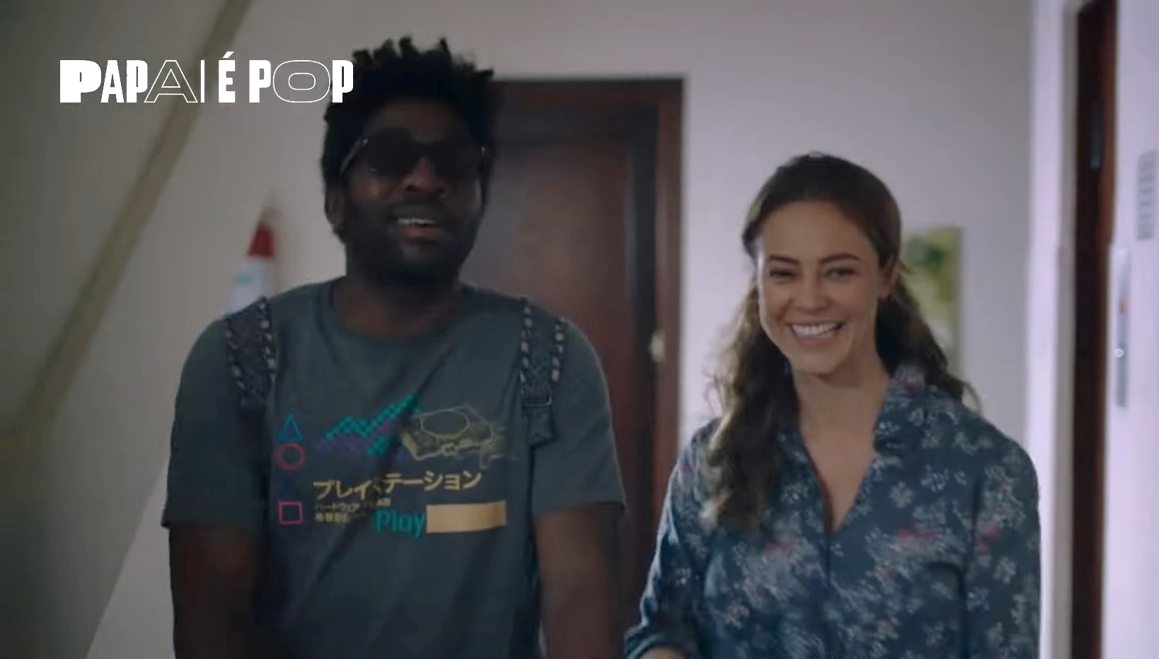 Dando vida a mãe novata em Papai É Pop atriz ressalta machismo na maternidade 3 Lazaro Ramos e Paolla Oliveira em cena de Papai e Pop Reproducao Youtube