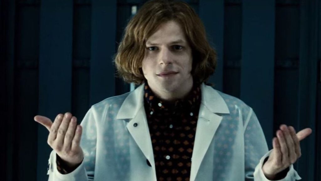 Jesse Eisenberg sobre voltar a ser Lex Luthor: “Me chocaria pisar na DC de novo” Lex Luthor (Jesse Eisenberg) em Batman vs. Superman: A Origem da Justiça