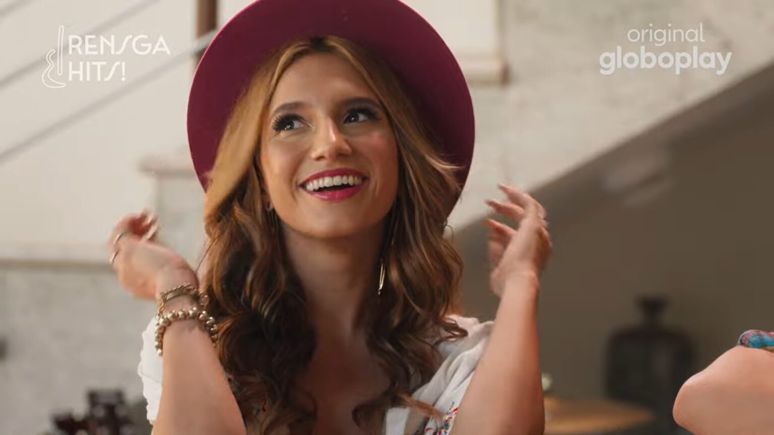 Atriz que vive cantora em Rensga Hits afirma que feminejo quebrou machismo da indústria musical Lorena Comparato como Glaucia em cena de Rensga Hits Reproducao Youtube