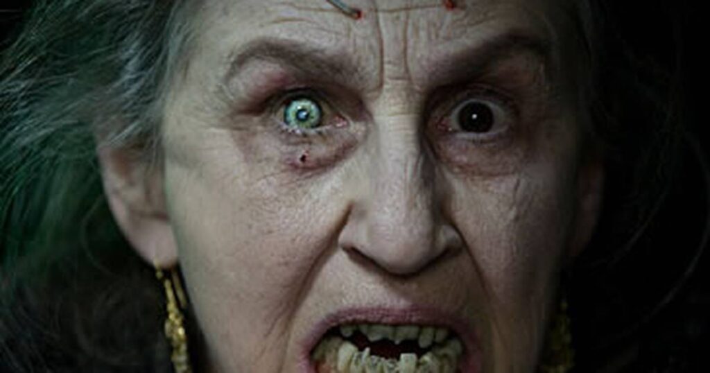 Filme de Sam Raimi que aterroriza assinantes da Netflix é um dos mais assistidos Lorna Raver como Sylvia Ganush em Arraste me Para o Inferno Reproducao