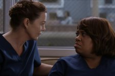 Chandra Wilson como Miranda Bailey e Ellen Pompeo como Meredith Grey em Grey’s Anatomy