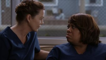 Chandra Wilson como Miranda Bailey e Ellen Pompeo como Meredith Grey em Grey’s Anatomy