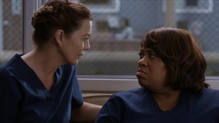 Chandra Wilson como Miranda Bailey e Ellen Pompeo como Meredith Grey em Grey’s Anatomy