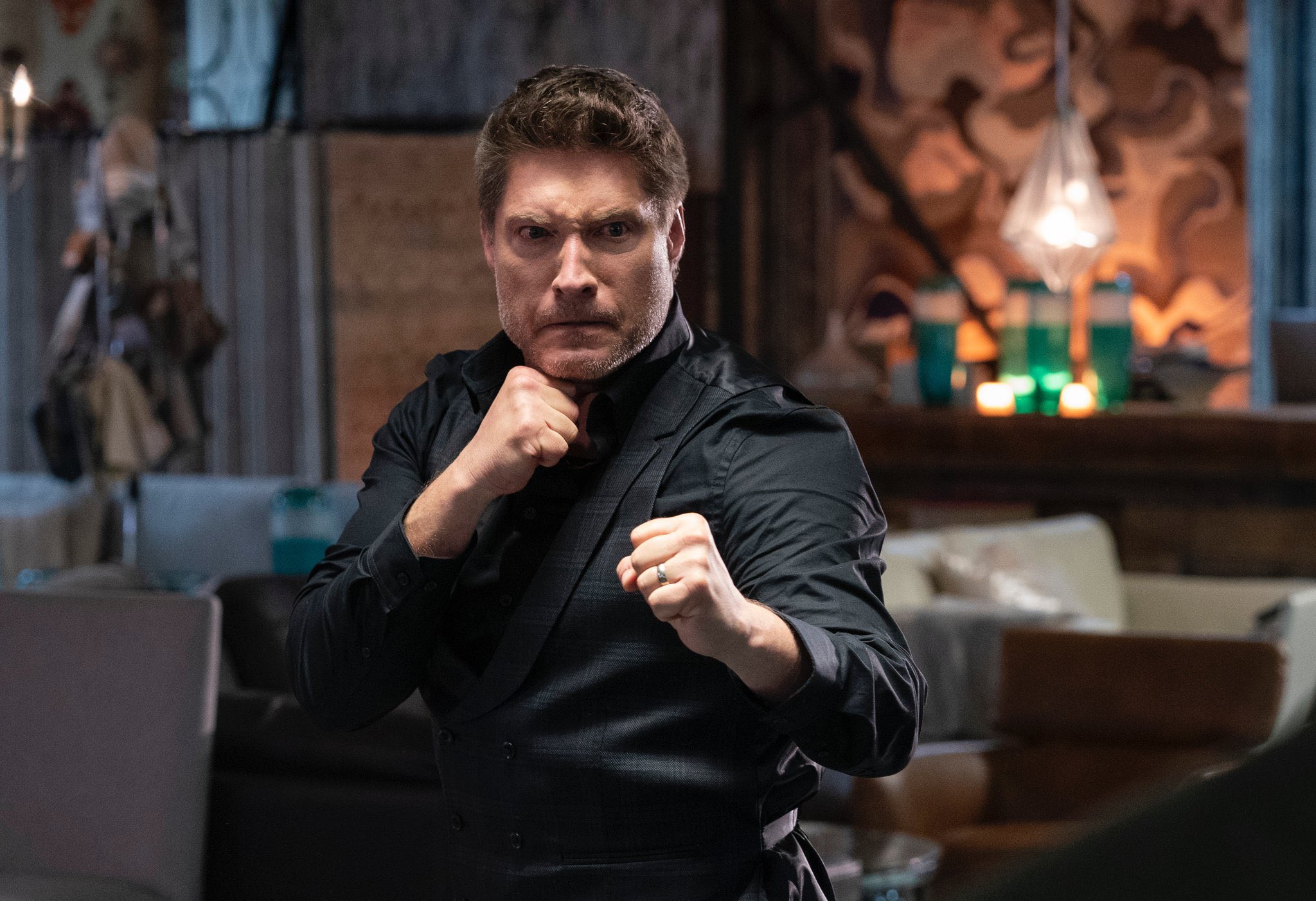 Mike Barnes Sean Kanan em cena de Cobra Kai Reproducao Twitter
