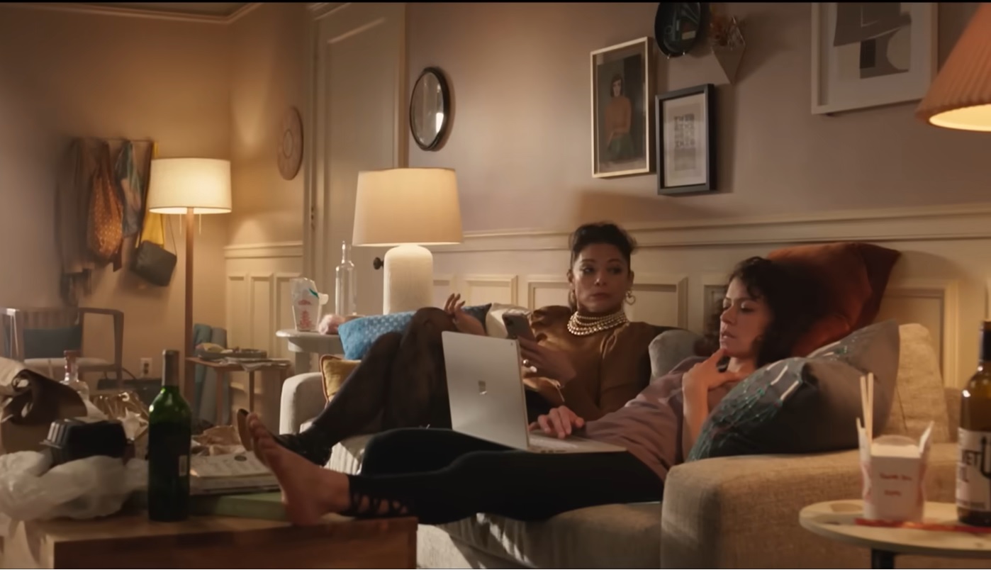 Nikki Ginger Gonzaga e Jennifer Walters Tatiana Maslany em cena de Mulher Hulk Defensora de Herois Reproducao Youtube