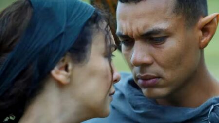 Bronwyn (Nazanin Boniadi) e Arondir (Ismael Cruz Córdova) em O Senhor dos Anéis: Os Anéis de Poder (Reprodução / Prime Video)
