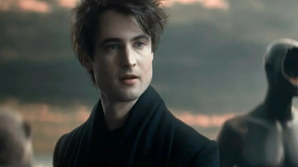Criador de Sandman quase estragou surpresa de episódio especial Morpheus (Tom Sturridge) em Sandman (Reprodução / Netflix)