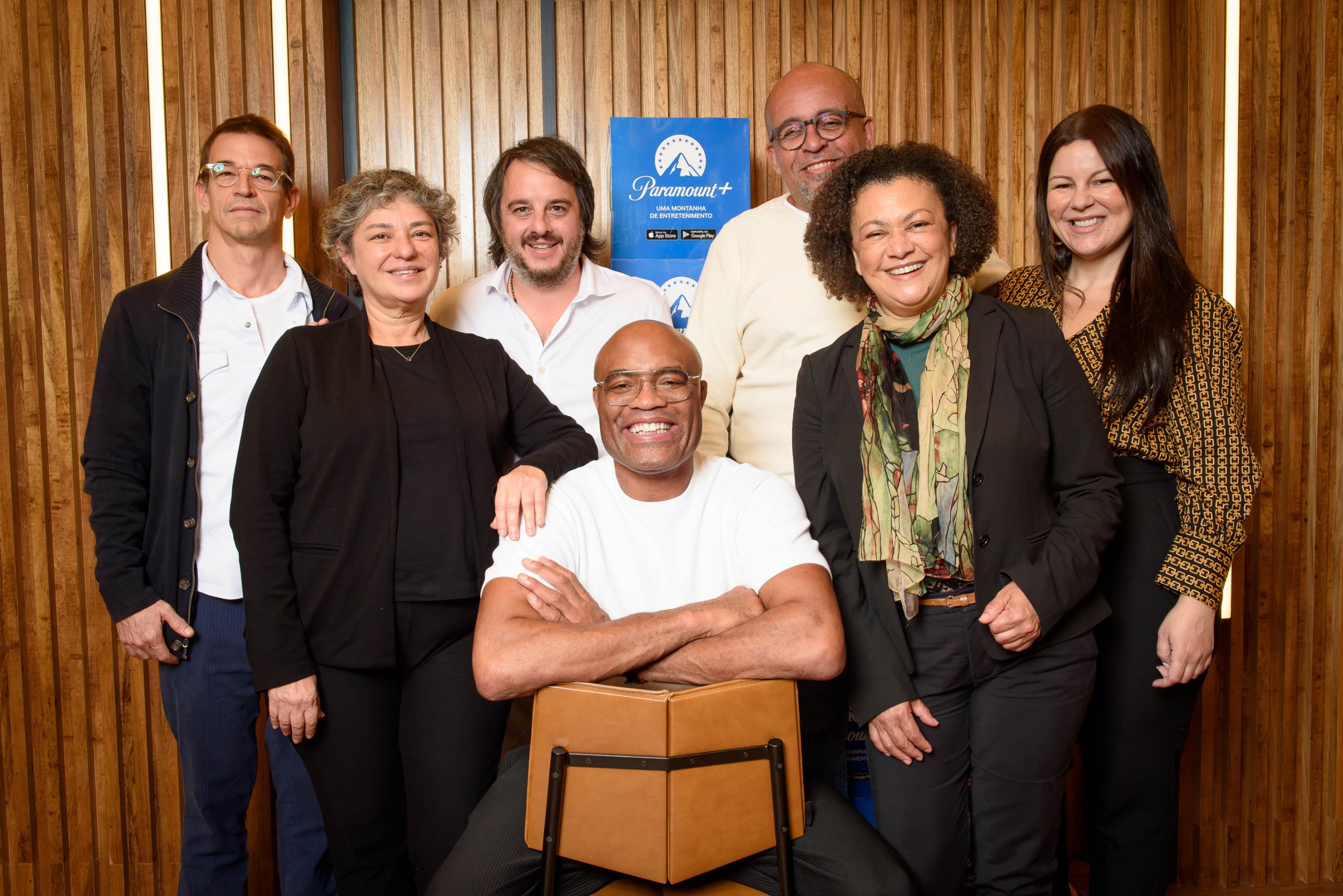 Spider l Paramount+ revela série sobre um dos maiores lutadores brasileiros 3 Em pé, atrás de Anderson Silva, da direita para esquerda: Francesco Cevita Tereza Gonzalez, Beto Gauss, Marton Olympio, Maria Angela de Jesus, Talize Sayegh