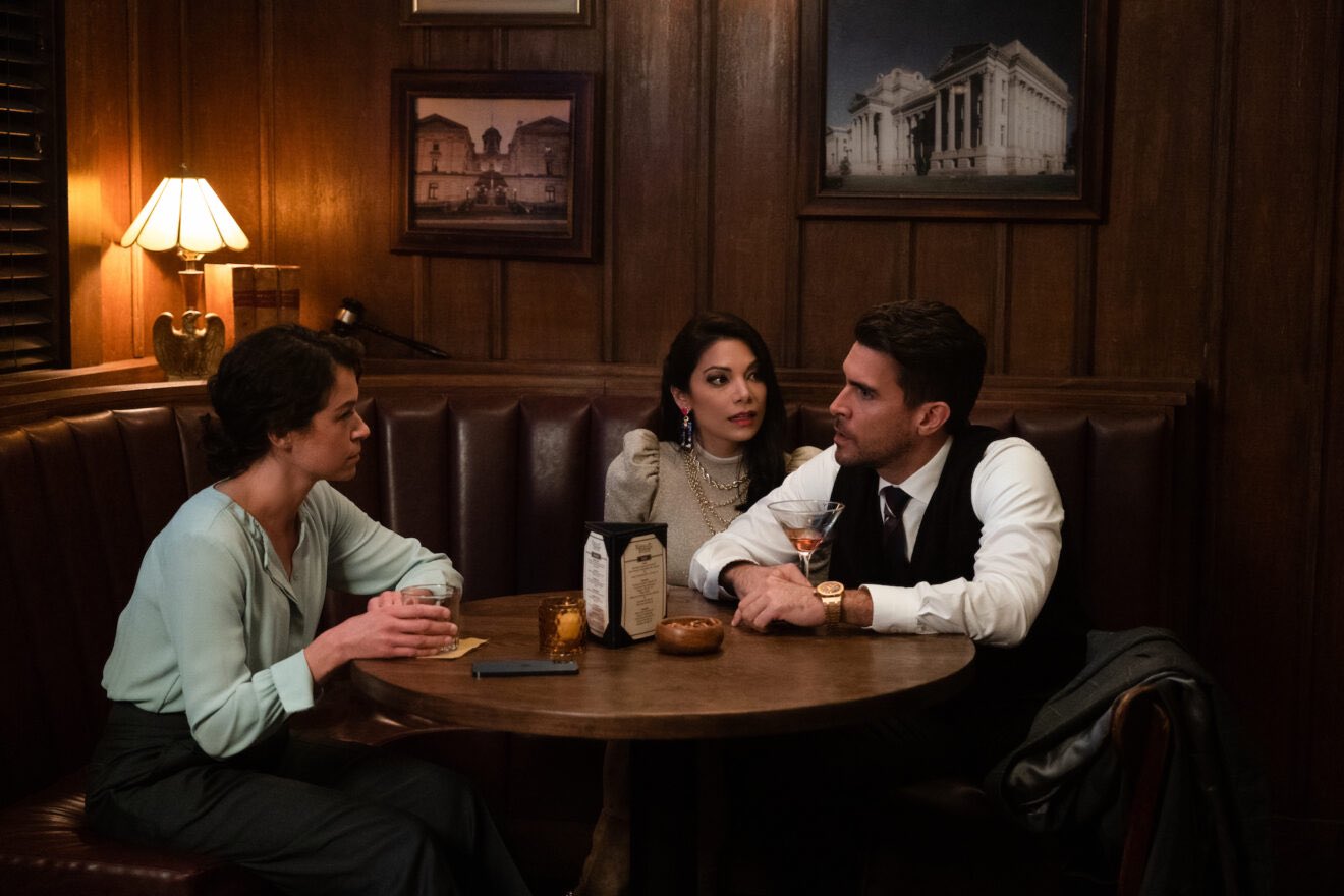 Astro de Mulher-Hulk revela o que gostaria de levar das HQ para as telas 2 Tatiana Maslany Ginger Gonzaga e Josh Segarra em cena de Mulher Hulk Reproducao Twitter