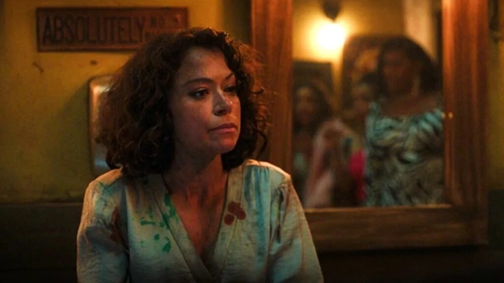 Mulher-Hulk | Criadora da série lutou para manter cena do banheiro feminino: “A mais importante do episódio” Tatiana Maslany as Jen Walters in She Hulk episode 1