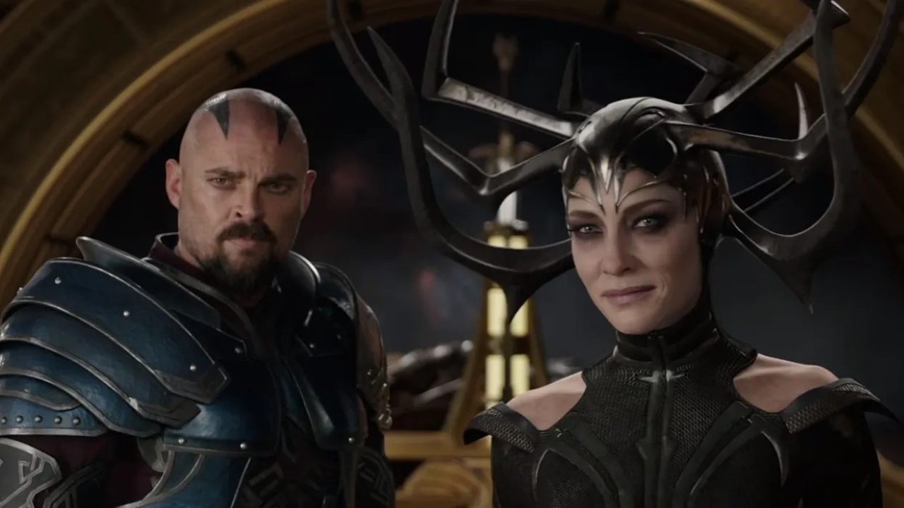 Skurge (Karl Urban) e Hela (Cate Blanchett) em Thor: Ragnarok (Reprodução / Marvel)