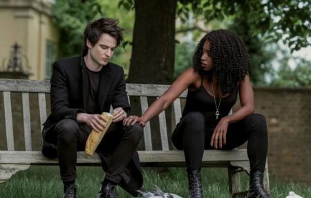 Tom Sturridge como Sandman e Kirby Howell Baptiste como a Morte em Sandman Reproducao