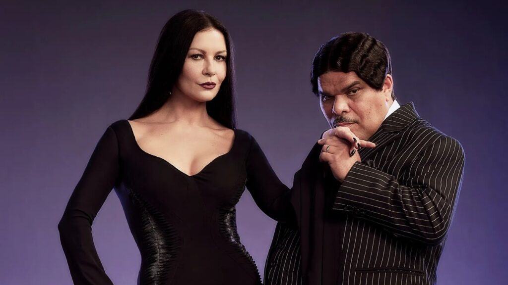 Catherine Zeta-Jones como Mortícia e Luis Guzmán como Gomez em Wednesday (Divulgação / Netflix)