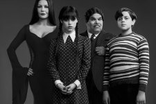 Jenna Ortega como Wandinha, Catherine Zeta-Jones como Mortícia, Luis Guzmán como Gomez e Isaac Ordonez como Feioso em Wednesday (Divulgação / Netflix)