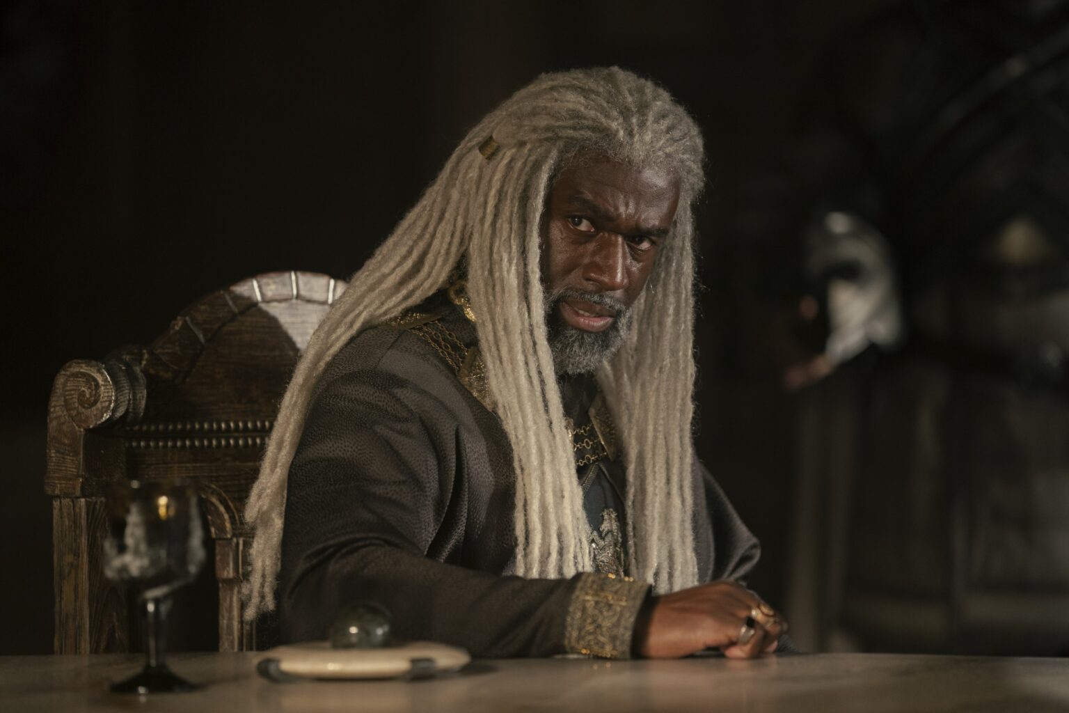 Quanto tempo passa entre as temporadas 1 e 2 de A Casa do Dragão Steve Toussaint como Lord Corlys Velaryon em A Casa do Dragão (Reprodução / HBO)