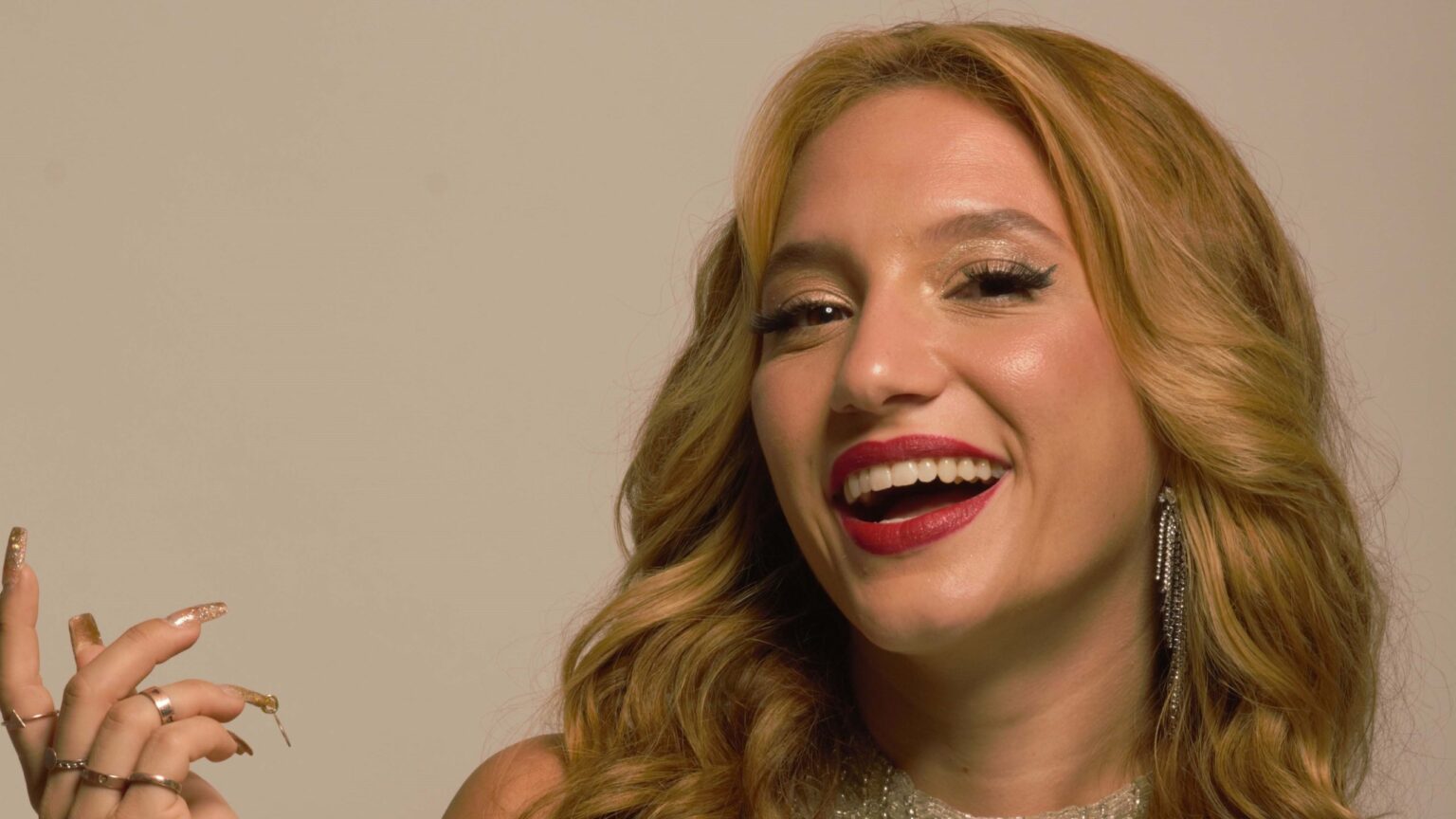 Lorena Comparato interpreta Gláucia Figueira em Rensga Hits
