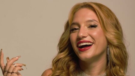 Lorena Comparato interpreta Gláucia Figueira em Rensga Hits