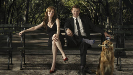 Após possível reboot de Bones ser citado em série, protagonista abre o jogo: “Nunca diga nunca” Emily Deschanel e David Boreanaz são Temperance Brenner e Seeley Booth em Bones (Divulgação)