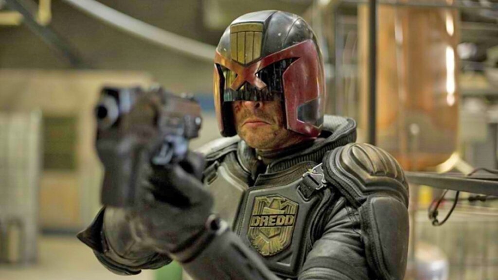 Karl Urban quer interpretar o Juiz Dredd mais uma vez Juiz Dredd (Karl Urban) em Dredd (Reprodução)