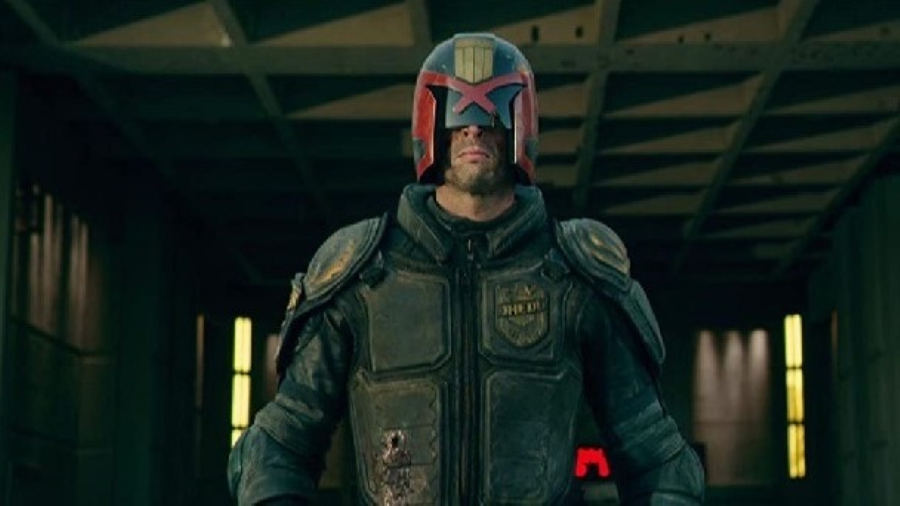 Karl Urban quer interpretar o Juiz Dredd mais uma vez 1 Juiz Dredd (Karl Urban) em Dredd (Reprodução)