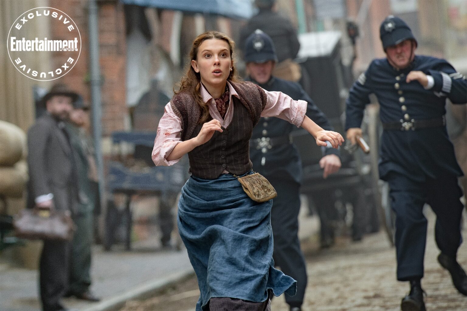 O que a cena pós-crédito de Enola Holmes 2 diz sobre o futuro da franquia? Enola Holmes (Millie Bobby Brown) em Enola Holmes 2 (Divulgação / Netflix)