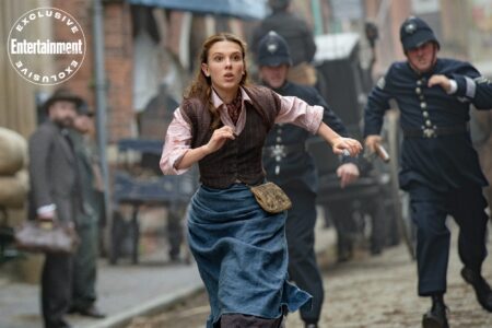 Enola Holmes (Millie Bobby Brown) em Enola Holmes 2 (Divulgação / Netflix)
