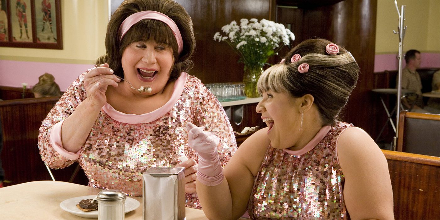 John Travolta é Edna Turnblad e Nikki Blonsky é Tracy Turnblad em Hairspray: Em Busca da Fama (Reprodução)
