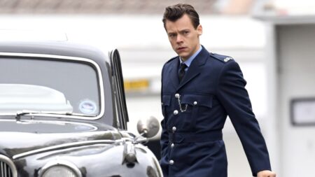 Meu Policial, filme de Harry Styles, retrata uma história verdadeira? Tom Burgess (Harry Styles) em Meu Policial