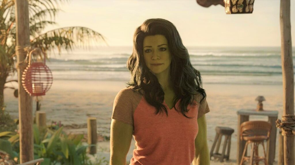 Tatiana Maslany como Jennifer Walters em Mulher Hulk: Defensora de Heróis