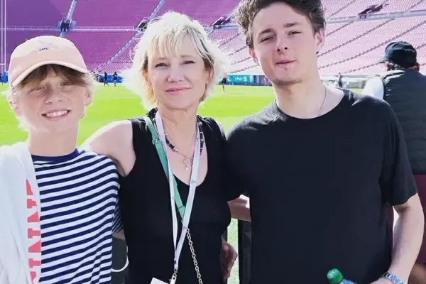 Processada por banco, Anne Heche vivia uma grave crise financeira antes da morte 4 Anne Heche e seus filhos, Homer e Atlas, num estádio