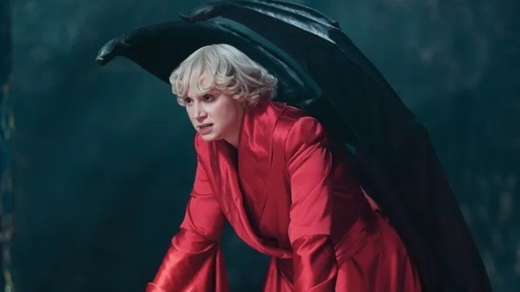 Por que Lúcifer e Satanás são pessoas diferentes em Sandman? Gwendoline Christie como Lúcifer em Sandman (Reprodução / Netflix)