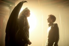 Lúcifer (Gwendoline Christie) e Sonho (Tom Sturridge) em Sandman (Reprodução / Netflix)