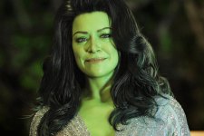 Tatiana Maslany como Mulher-Hulk em Mulher-Hulk: Defensora de Heróis