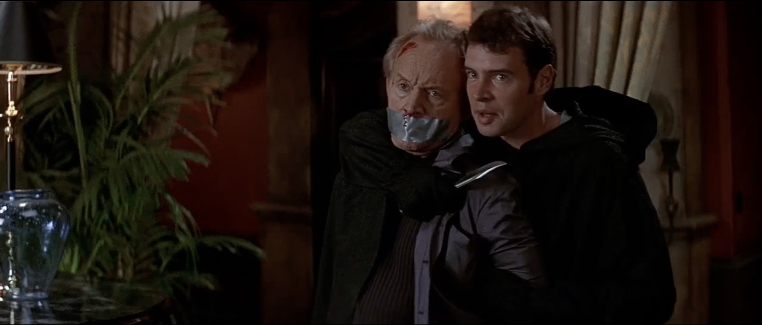 Scott Foley é Roman Bridger e Lance Henriksen é John Milton em Pânico 3 (Reprodução)