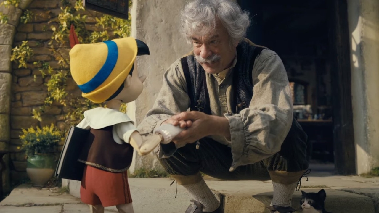 Pinóquio (Benjamin Evan Ainsworth) e Geppetto (Tom Hanks) em Pinóquio (Reprodução / Disney+)