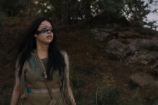 Amber Midthunder é Naru em Predador: A Caçada (Reprodução)