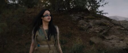 Amber Midthunder é Naru em Predador: A Caçada (Reprodução)