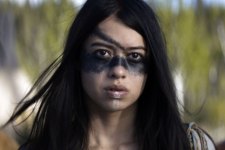 Amber Midthunder como Naru em O Predador: A Caçada (Reprodução)