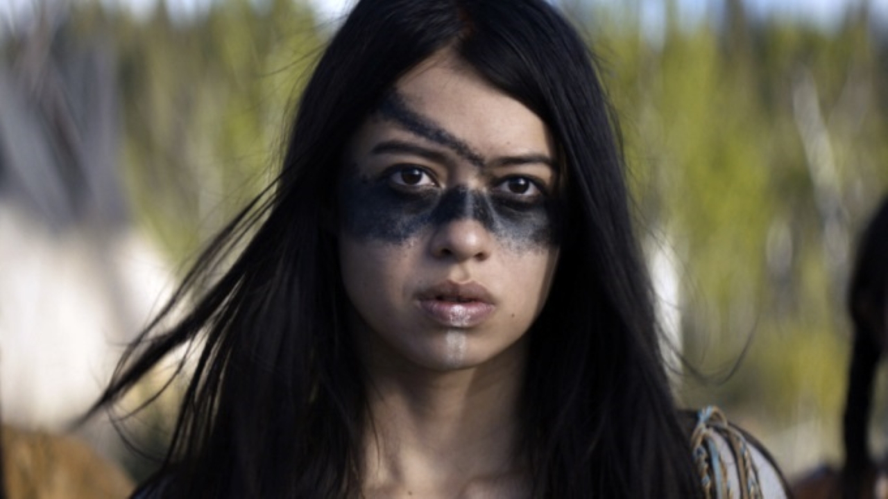 Amber Midthunder como Naru em O Predador: A Caçada (Reprodução)