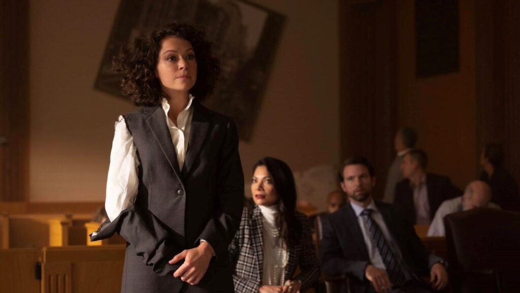 Tatiana Maslany como Jennifer Walters em Mulher-Hulk: Defensora de Heróis