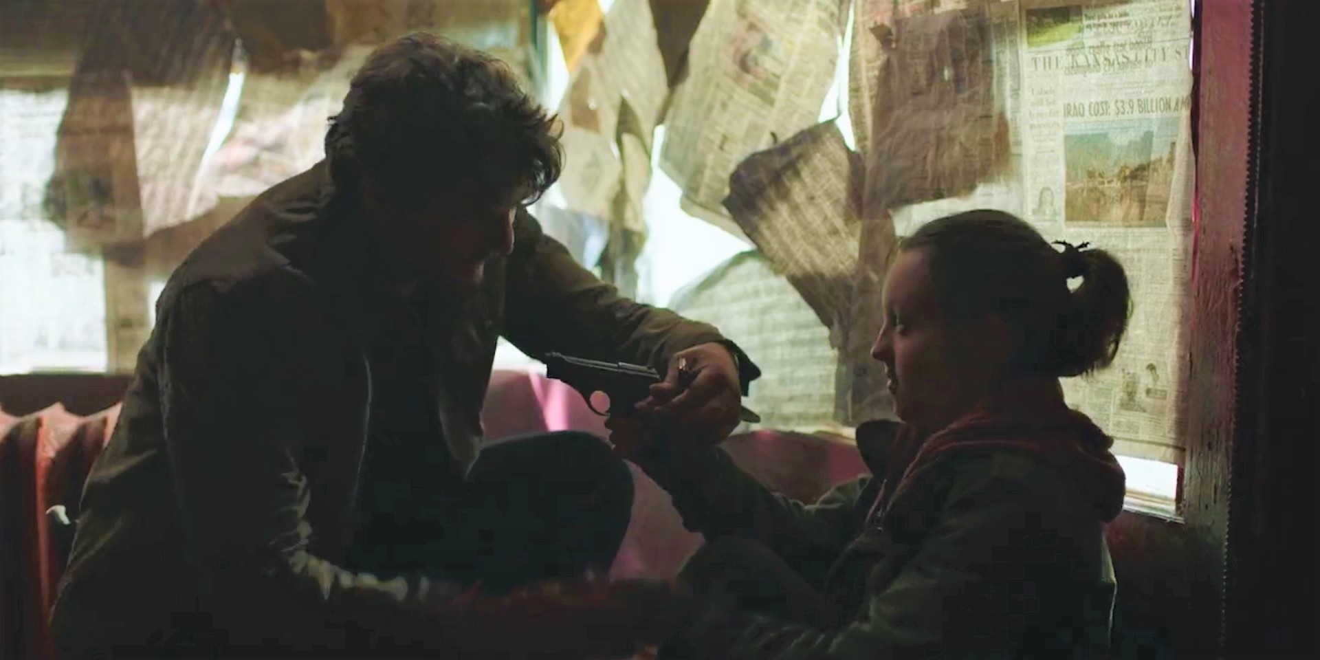 Pedro Pascal é Joel e Bella Ramsey é Ellie em The Last of Us (Reprodução)