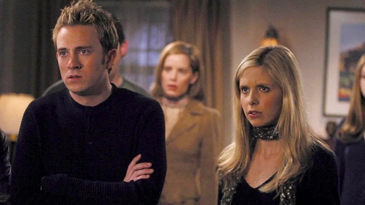 Ator de Buffy sofreu humilhação nos bastidores e foi defendido por protagonista 2 Tom Lenk é Andrew Wells e Sarah Michelle Gellar é Buffy em Buffy, A Caça-Vampiros (Reprodução)