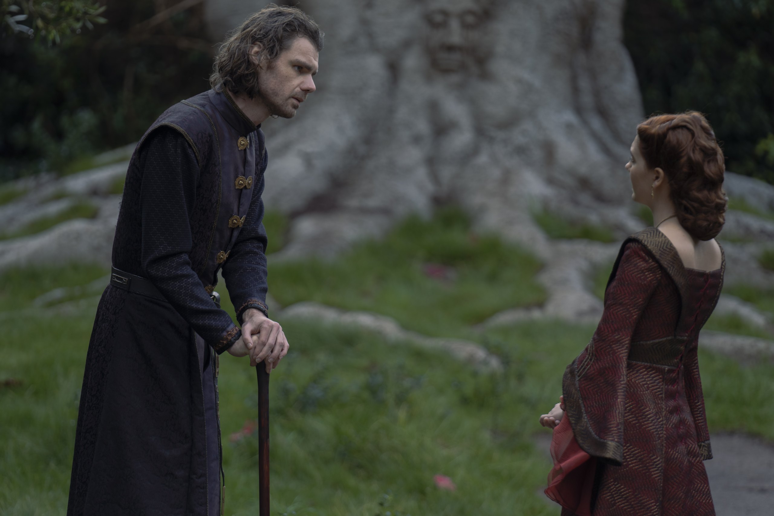 Matthew Needham como Sor Larys Strong e Emily Carey como Alicent Hightower em A Casa do Dragão